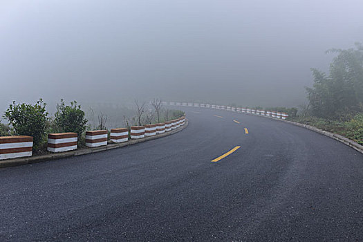 浓雾道路