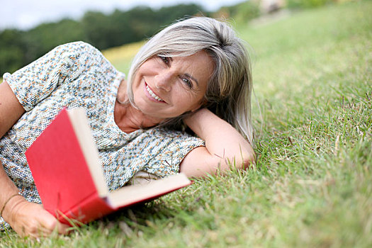 老年,女人,读,书本,草地