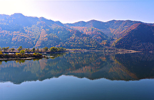 秋天的湖面