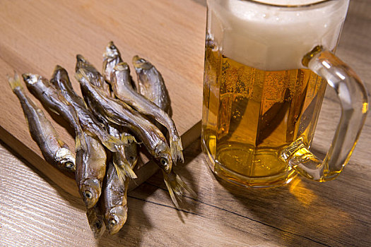 啤酒,干鱼,木桌子
