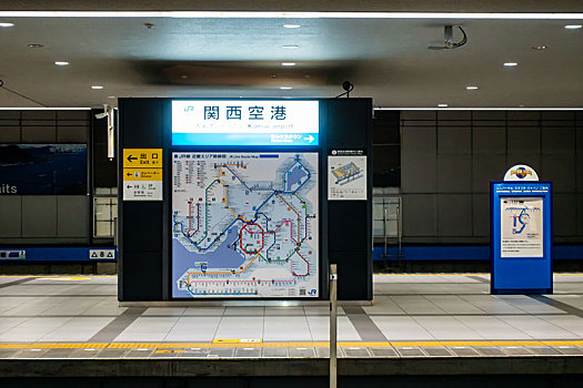 日本南海电铁与jr的关西机场站月台