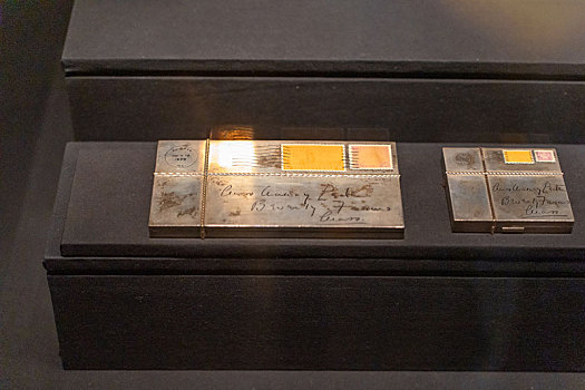 香港两依藏博物馆藏弗拉托粉盒,烟盒
