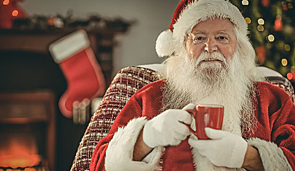 微笑,圣诞老人,拿着,大杯,在家,客厅