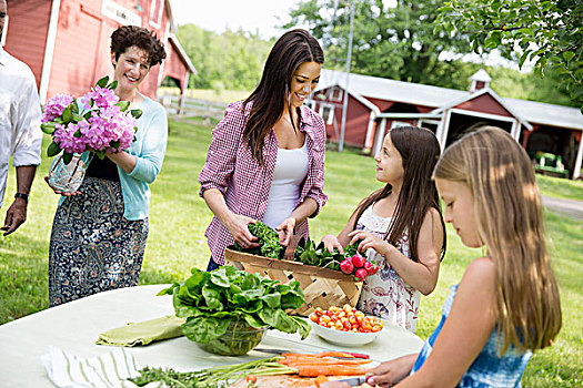 家庭聚会,五个人,父母,孩子,桌子,准备,食物,新鲜,沙拉,果蔬,一起