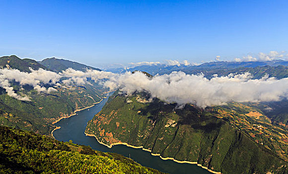 俯视白云缭绕的群山和长江