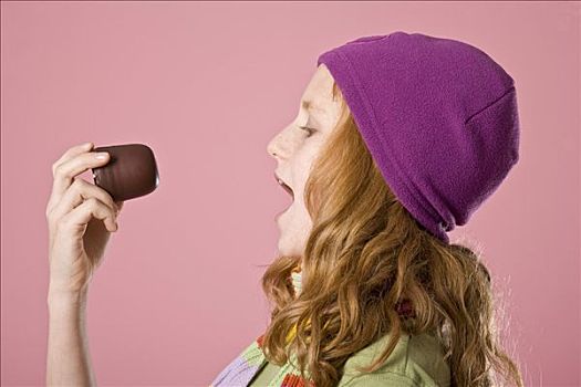 红发,女孩,戴着,紫色,帽子,正面,粉色,背景,咬,巧克力软糖