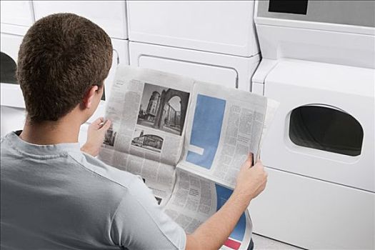 男人,读,报纸,自助洗衣店