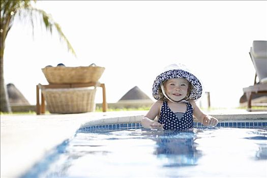 女孩,戴着,太阳帽,站立,游泳池,坎昆,墨西哥