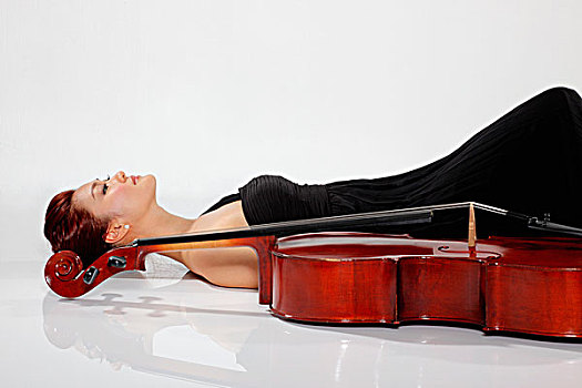 女人,卧,挨着,大提琴