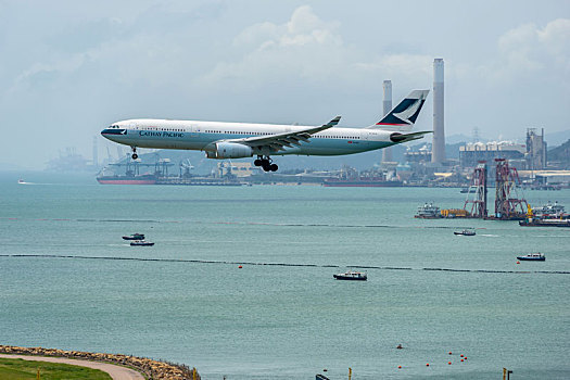 一架香港国泰航空的客机正降落在香港国际机场