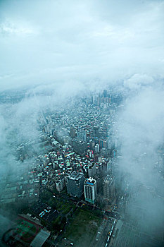 台湾台北市104大厦上眺望云雾中的台北市景