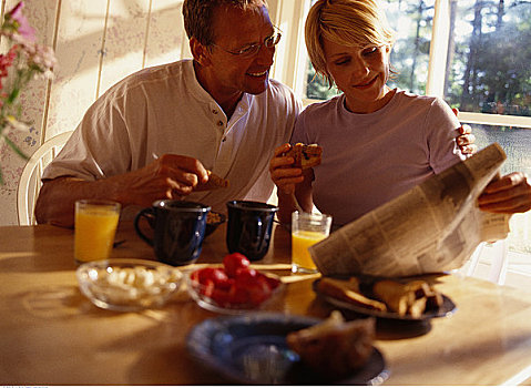 伴侣,吃早餐,读,纸,贝尔格莱德湖区,美国