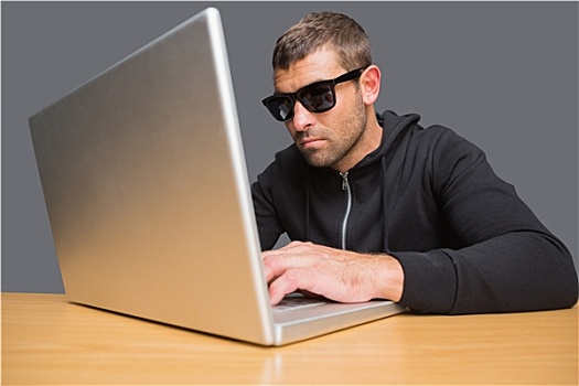 男人,戴着,墨镜,黑客攻击,笔记本电脑