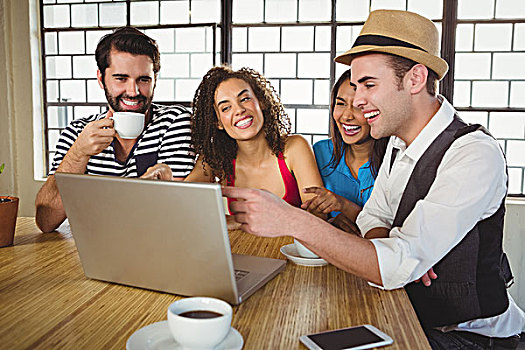 微笑,朋友,看,笔记本电脑,咖啡,咖啡馆