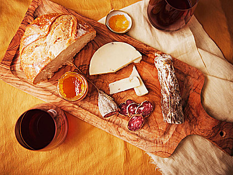 意大利腊肠,奶酪,面包,橘子果酱,木板