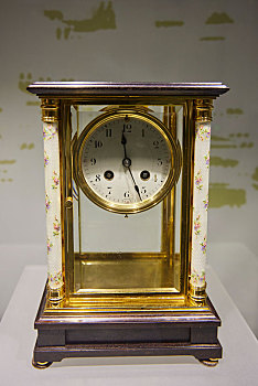 法国19世纪铜镀金珐琅柱紫檀底座钟