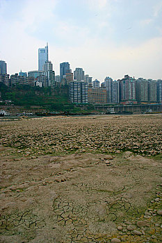 2006年重庆百年一遇的特大旱灾,嘉陵江因旱已露出古河床
