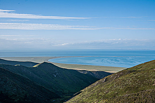 青海海南共和县鄂拉山区,洛合垭口,上远眺青海湖