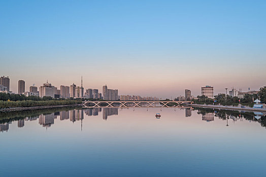 秋季中国抚顺夕阳下的跨河大桥道路