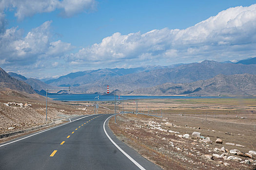 新疆通往可可托海的s226线省道