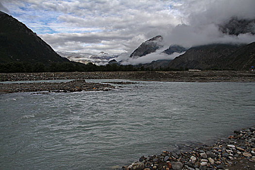 西藏山谷河流