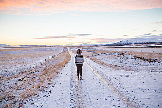 女人,走,积雪,乡间小路,冰岛