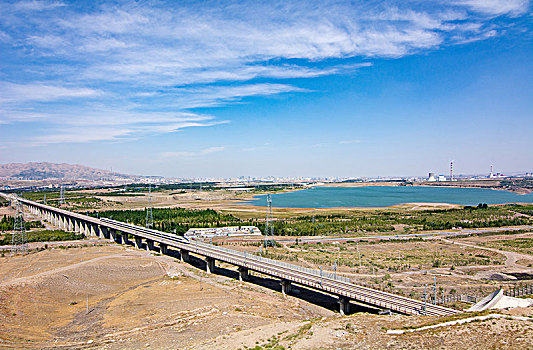 乌鲁木齐红雁池水库和铁路桥全景