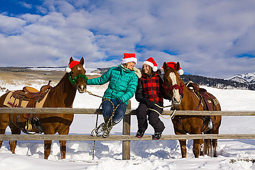 母女,戴着,圣诞帽,畜栏,栅栏,马,科罗拉多,落基山脉,冬天