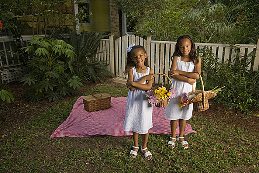 肖像,高兴,少儿,美国黑人,女孩,拿着,花,篮子,靠近,野餐毯,后院