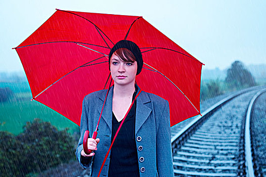 年轻,女人,红色,伞,走,铁路,轨道