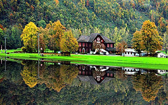 瑞士英格堡乡村景色倒影