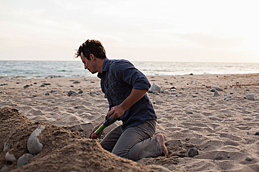 男人,挖,沙子,海滩