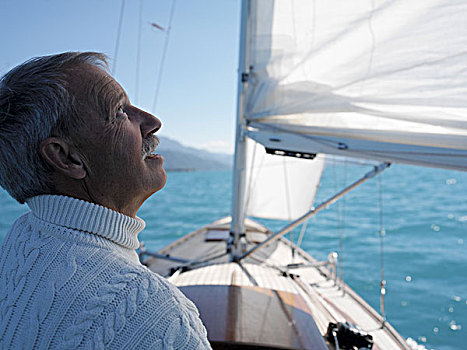 帆船,老人,线衣,注视,帆,序列,海洋,船,60-70岁,男人,毛衣,站立,放松,享受,安静,孤单,象征,航行,运动,休闲,爱好