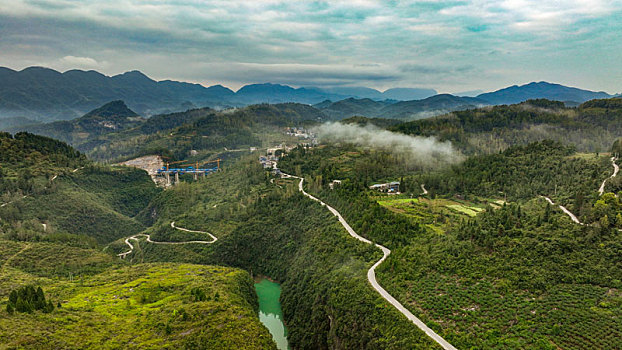 重庆酉阳,乡村公路半轮秋