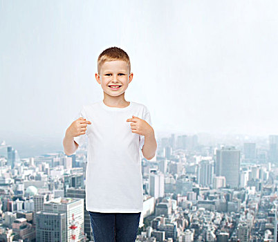 广告,人,孩子,概念,微笑,小男孩,白色,留白,t恤,指向,手指,上方,城市,背景