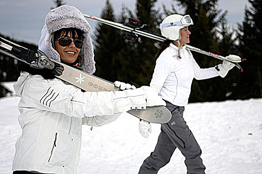 两个女人,滑雪