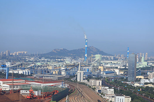 山东省日照市,晨曦里的港口繁忙有序