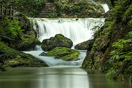 慢门拍摄的重庆五a级风景区万盛黑山谷的溪流和瀑布