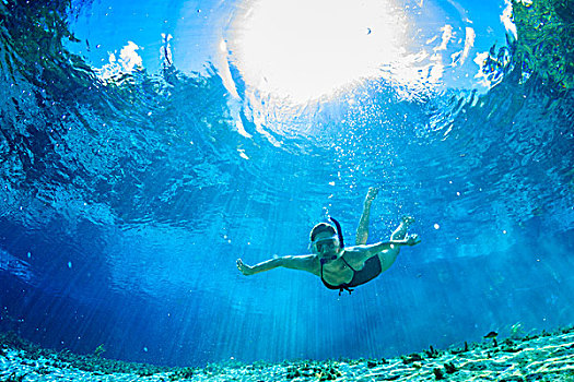 水下拍摄,展示,女人,潜水,清晰,蓝色,水,佛罗里达