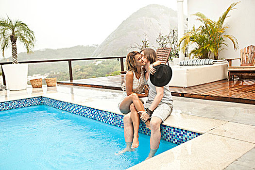 年轻,情侣,吻,屋顶,游泳池,里约热内卢,巴西