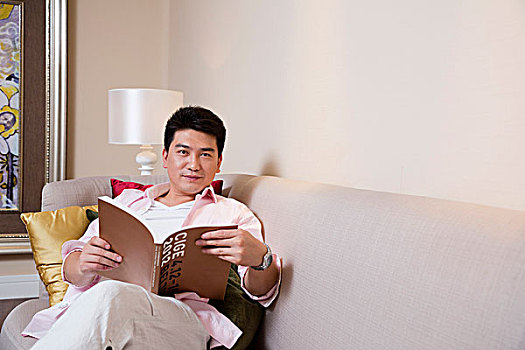 中年男人在起居室看书