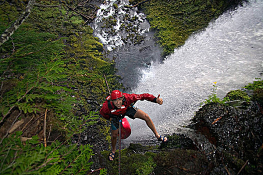俯拍,一个,男人,攀岩,靠近,瀑布