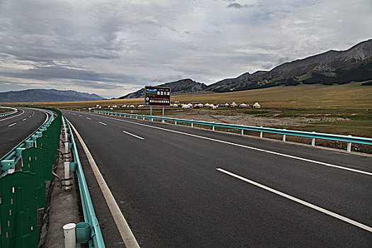 新疆的高速公路