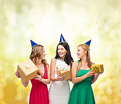 庆贺,朋友,单身派对,生日,概念,三个,微笑,女人,穿,蓝色,帽子,礼盒