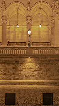 夜晚的路灯在布达佩斯议会大厦门口
