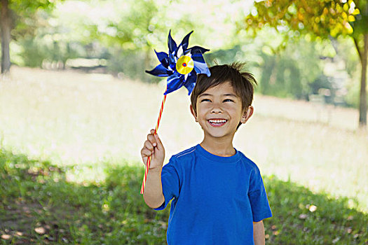 高兴,可爱,小男孩,拿着,纸风车,公园