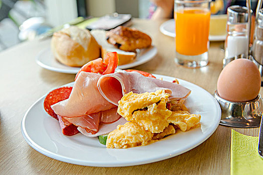 明亮朝气健康的早餐,生食蔬菜沙啦,有新鲜生菜,有乳酪奶昔,西式炒蛋搭配原味面包