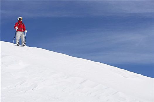 男性,滑雪者,站立,积雪,斜坡