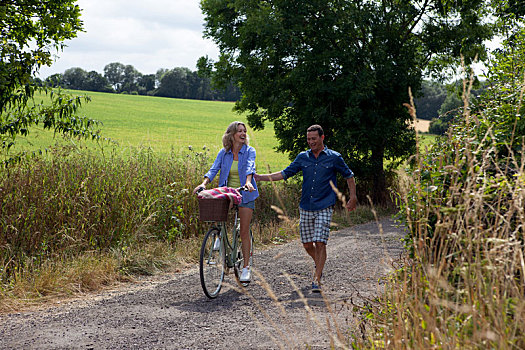 夫妻,漫步,骑自行车,乡村道路