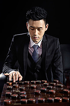 正在下棋的商务男士
